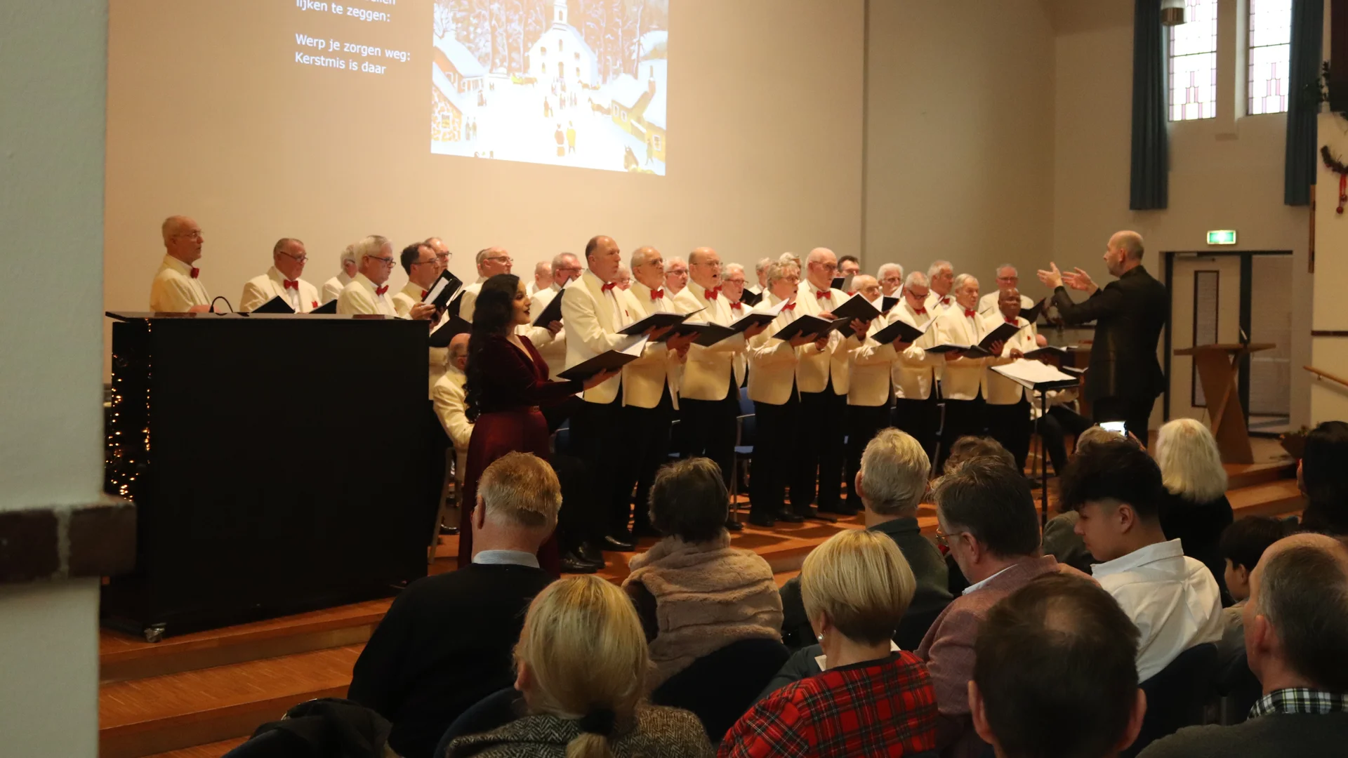Het-koor-aan-het-werk-tijdens-een-concert
